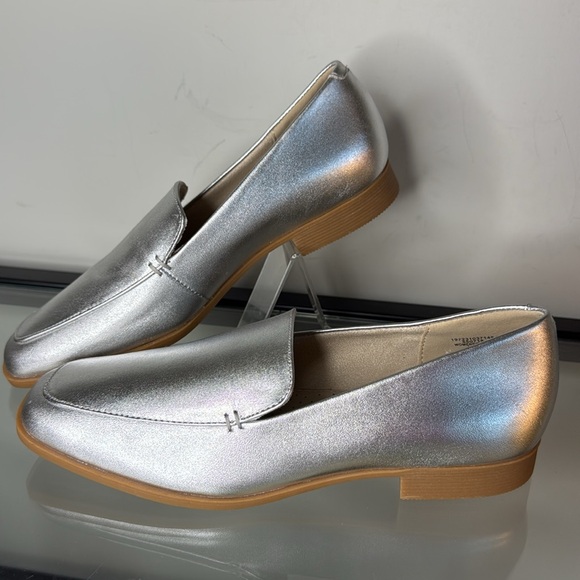 NWOT Land’s End Classic Silver Leather Loafer size 7 - Picture 2 of 9